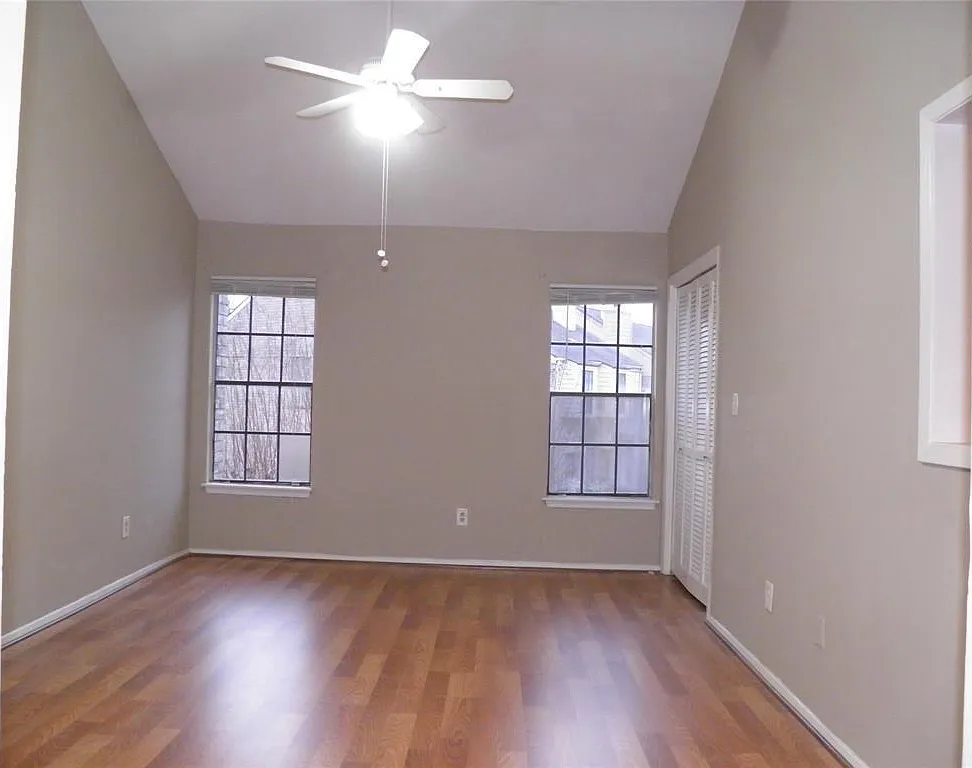 1 bed, 1.5 bath, 960 sqft, $1,100 — Photo 2