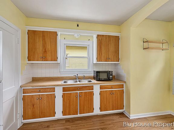5th image of 1007 Beechwood St NE