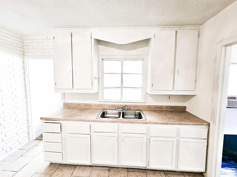 Large Kitchen cabinets
205 N. 13TH STREET, Las Vegas, NV 89101