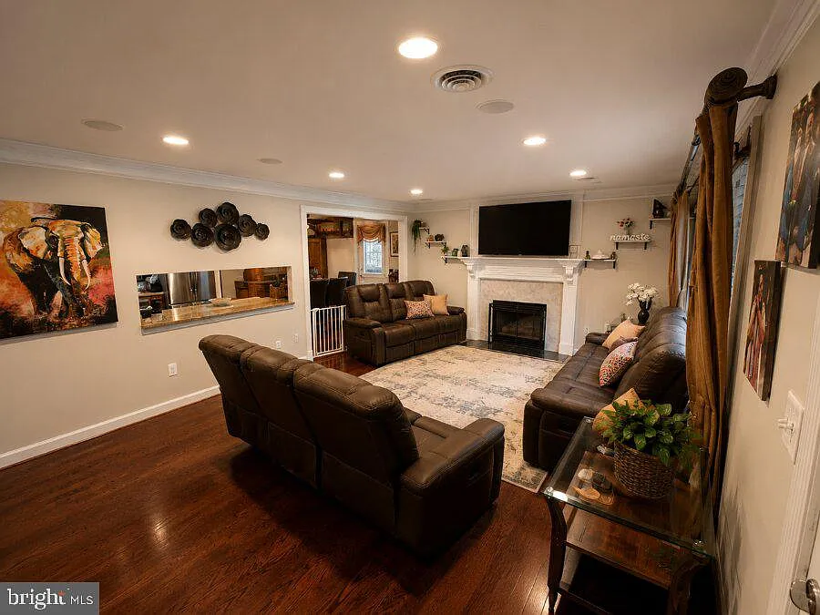 4 bed, 2.5 bath, 1092 sqft, $3,700 — Photo 2