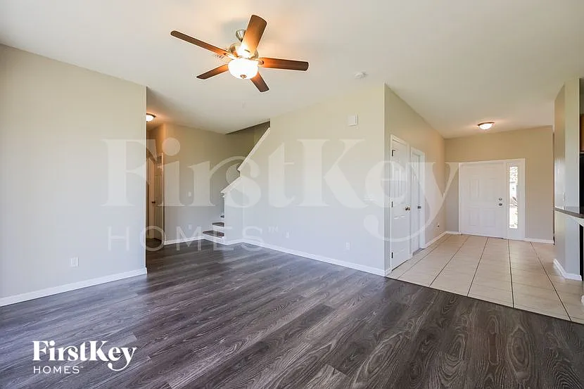 4 bed, 3.0 bath, 2364 sqft, $2,135 — Photo 3