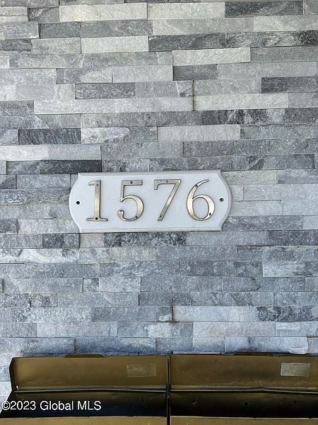 4th image of 1576 Carrie Street