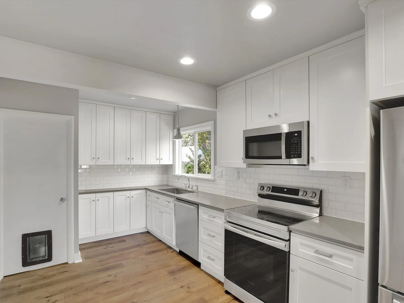 4 bed, 1.5 bath, 2496 sqft, $3,000 — Photo 4