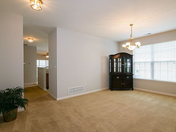 3rd image of 135 Saint Georges Dr