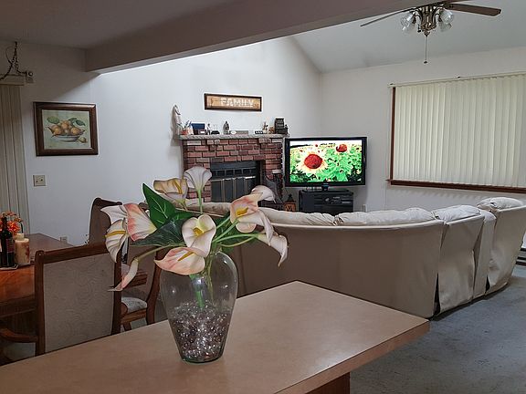3rd image of 1471 Woodcrest Ln