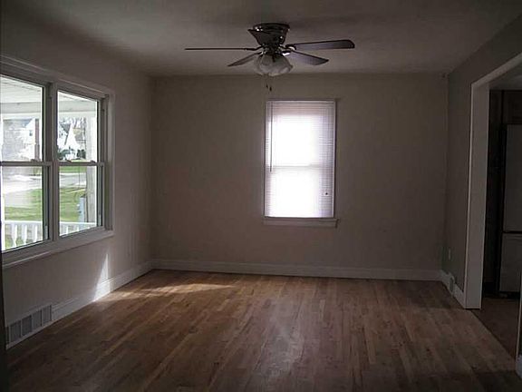 3rd image of 732 Marshall Dr