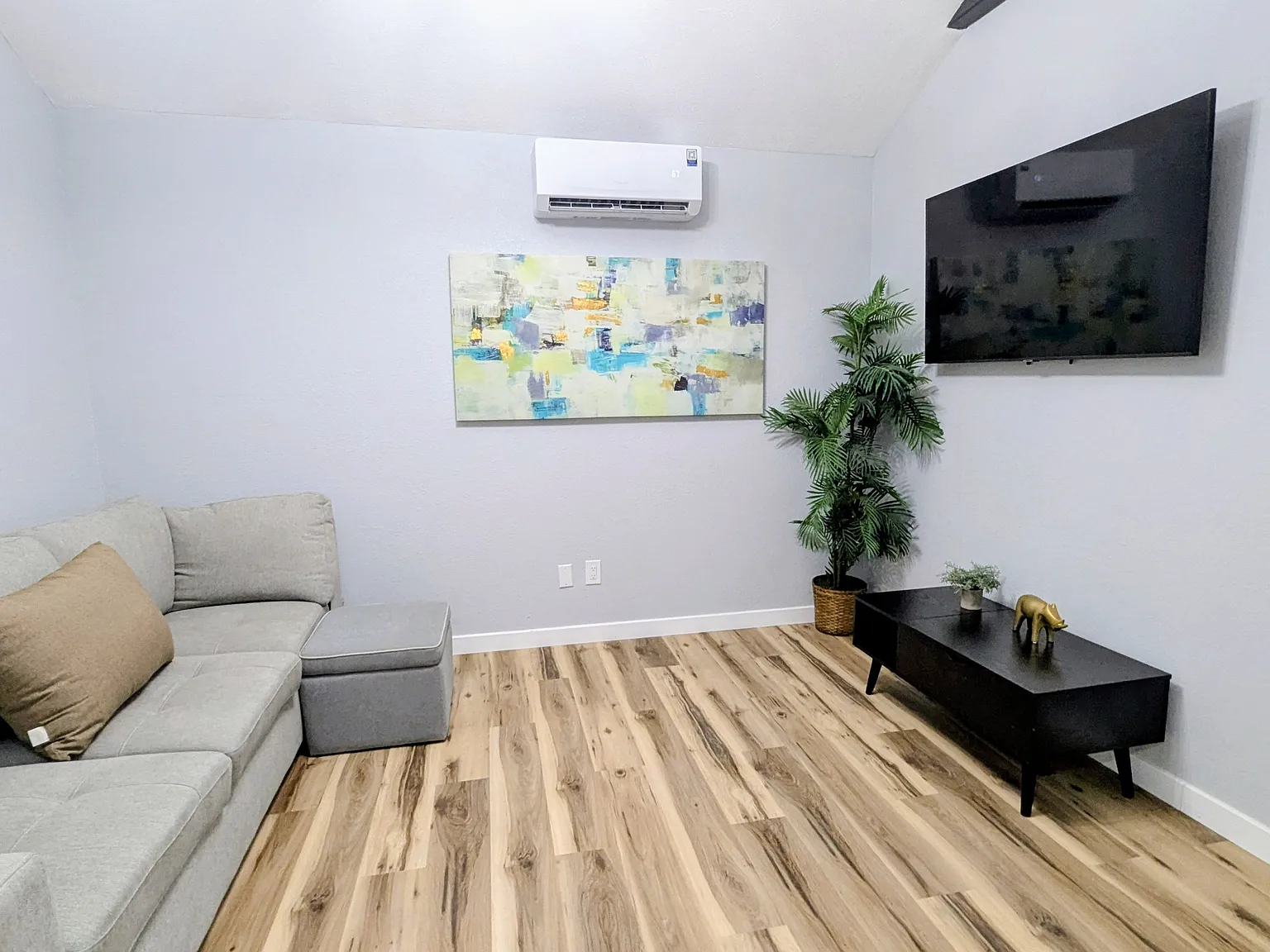 2 bed, 700 sqft, $2,200 — Photo 2