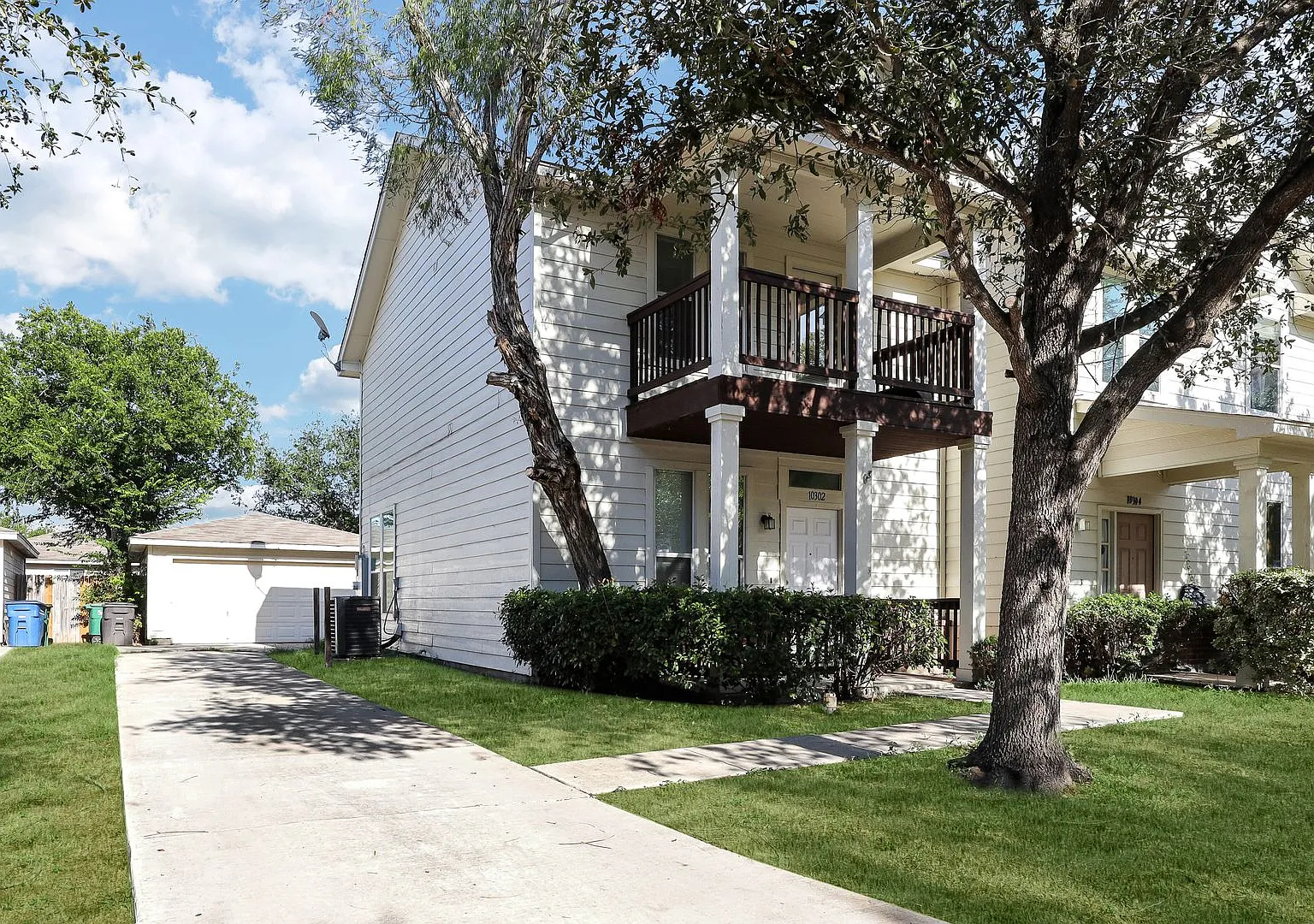 Townhome with Dual Primary Suites: Contemporary Living Near Texas A&M San Antonio — Photo 2