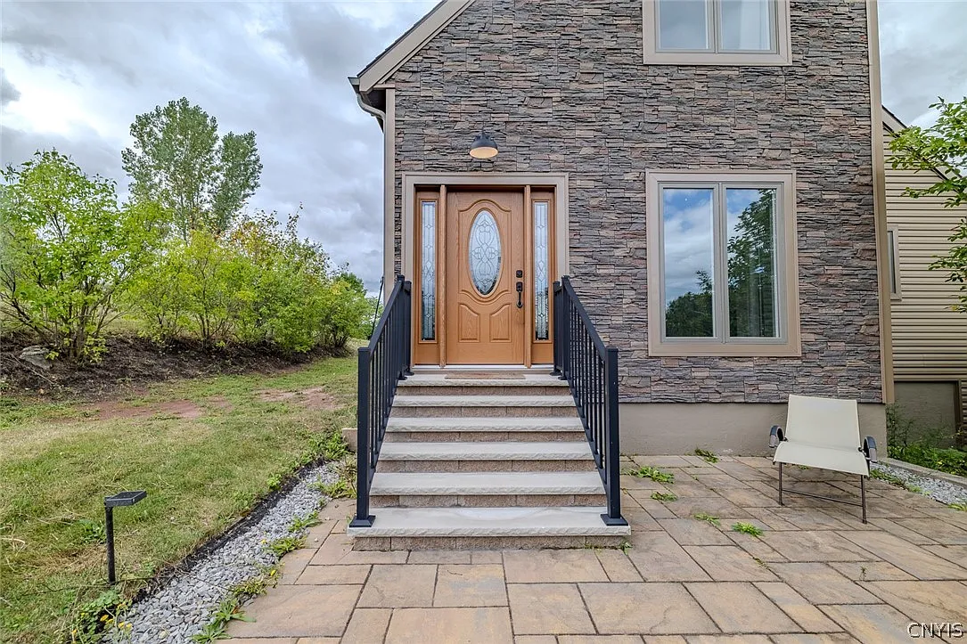 3 bed, 3.5 bath, 2693 sqft, $4,000 — Photo 2