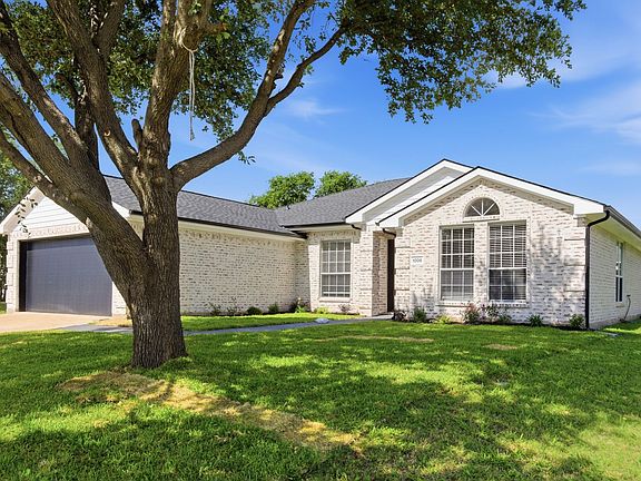 4th image of 1006 Lake Dallas Dr