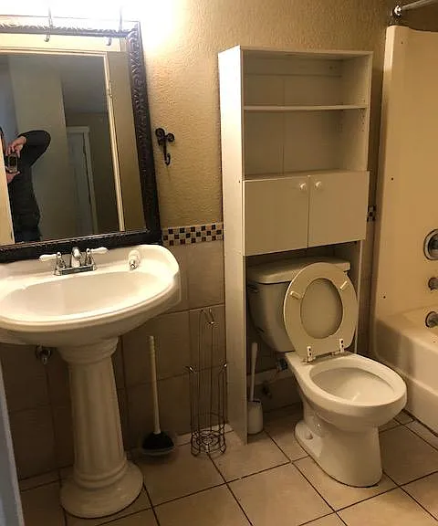 hall bath in top floor next to the Grand room
