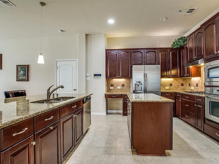 7772 Ivanhoe Dr — Photo 6