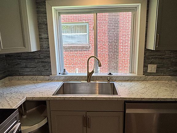 5th image of 520 Lowell Ave
