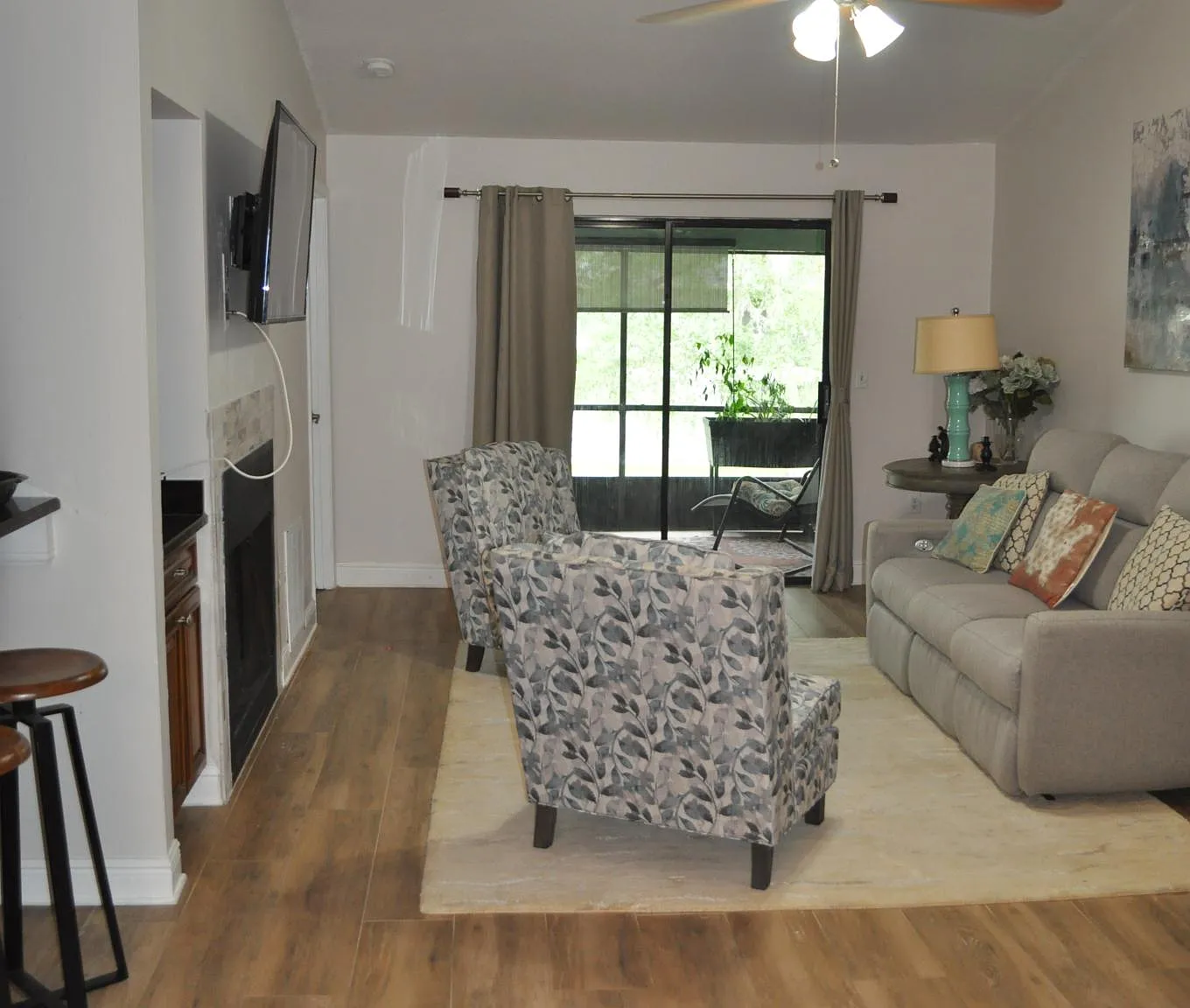 2 bed, 1138 sqft, $1,700 — Photo 2