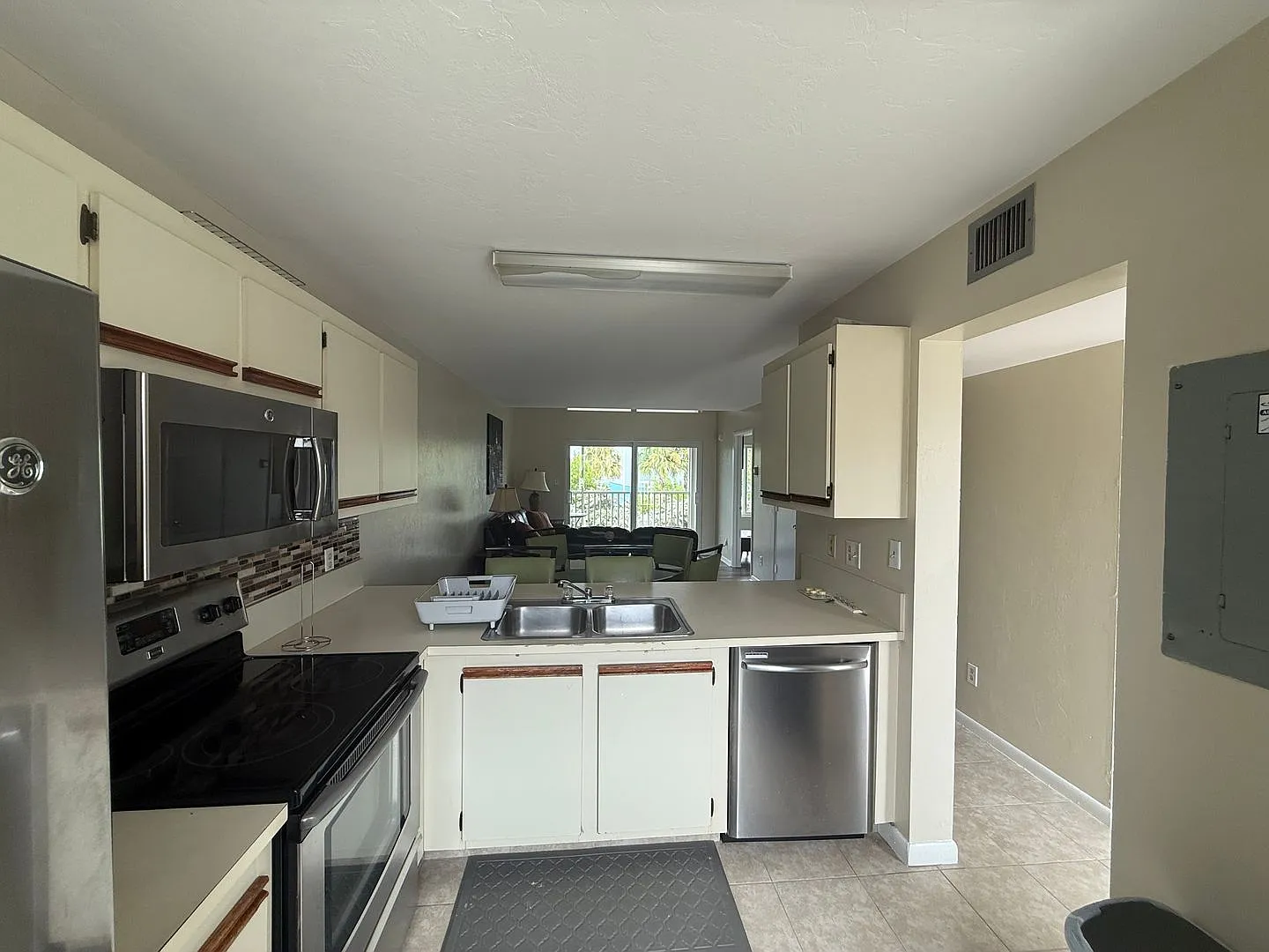 Family Friendly 3 Bedroom Townhome Style Condo in Quiet Island Area-Available December 1-2026 — Photo 2