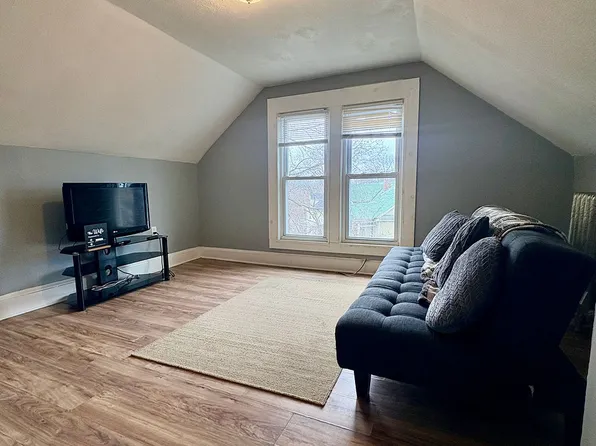 38 Greenacre Sq, Springfield, MA