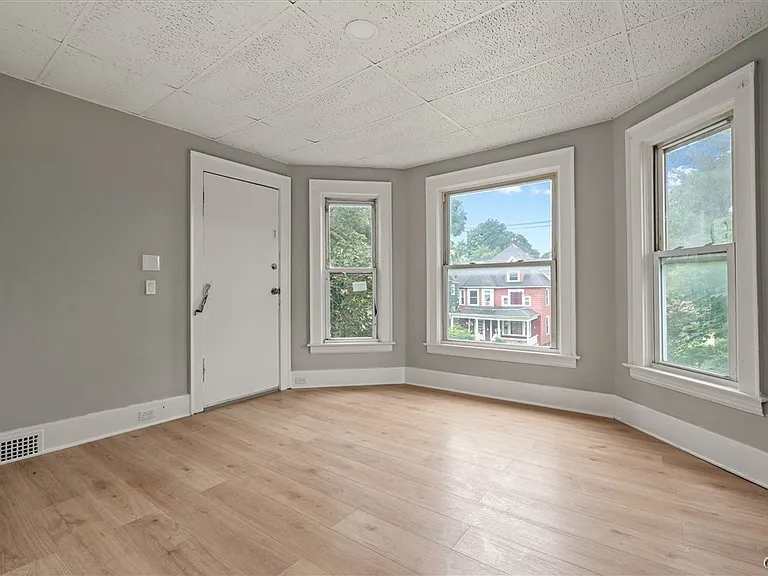 712 Oak St — Photo 8