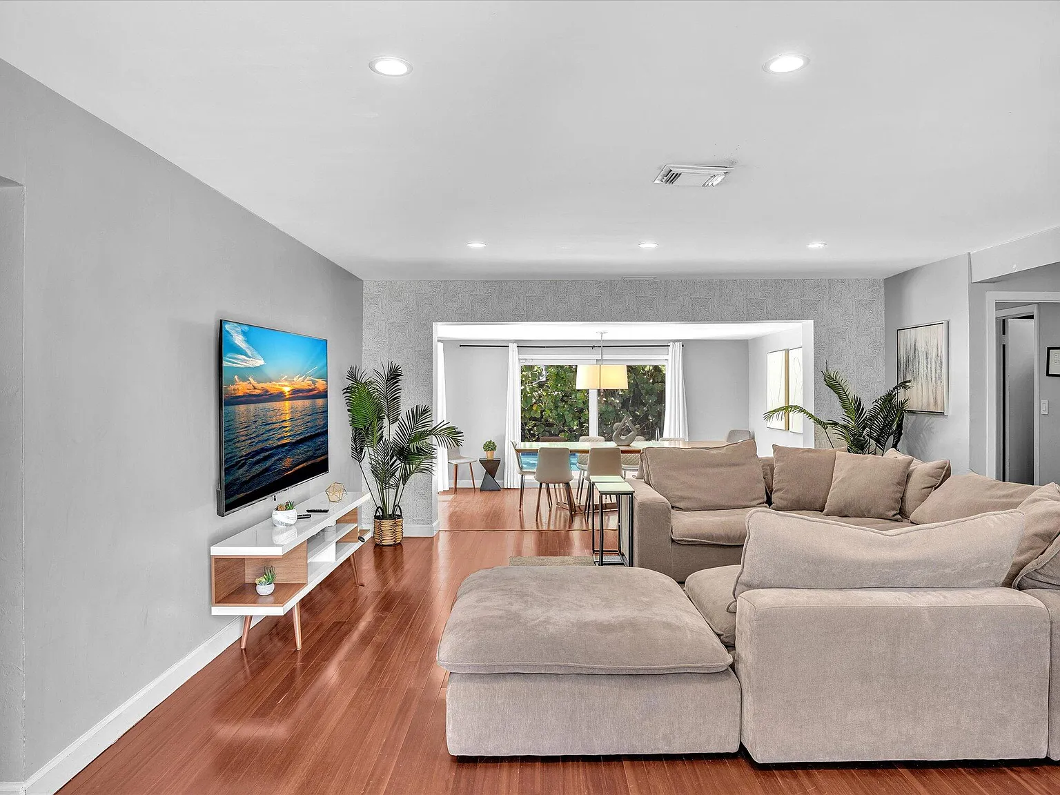 4 bed, 2.0 bath, 2003 sqft, $6,250 — Photo 4