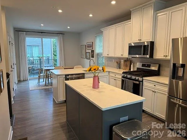 3 bed, 3.5 bath, 1845 sqft, $3,800 — Photo 4