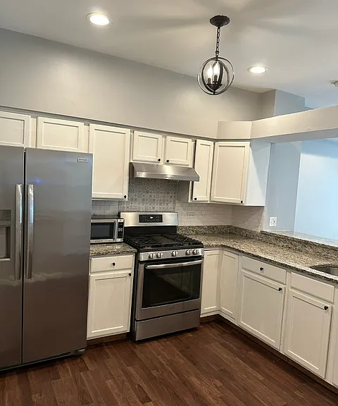 719 Blossom Ct — Photo 2