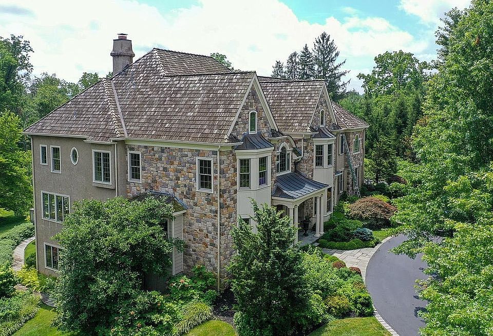 1st image of 271 Blackburn Dr