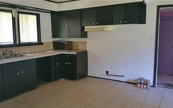 3rd image of 501 Old London Ln
