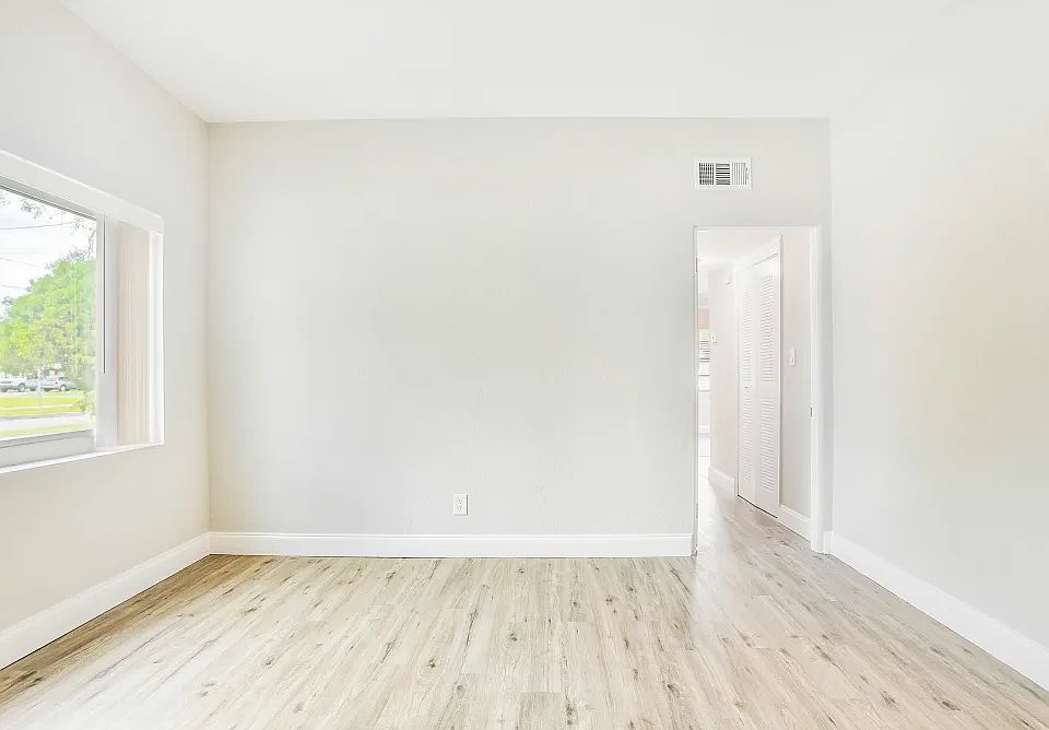 1st image of 5915 Dahlia Dr