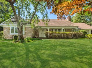 10 Thorngrove Ln, Dix Hills, NY 11746