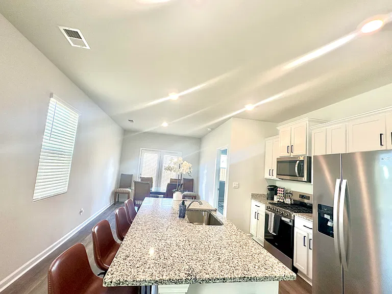 490 Whitby Ct — Photo 17