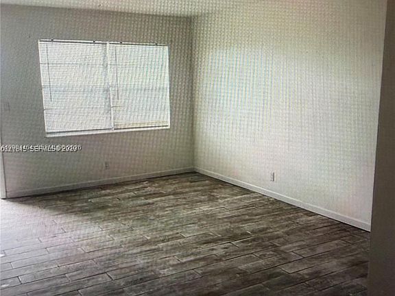 4th image of 2415 Lincoln St APT 305