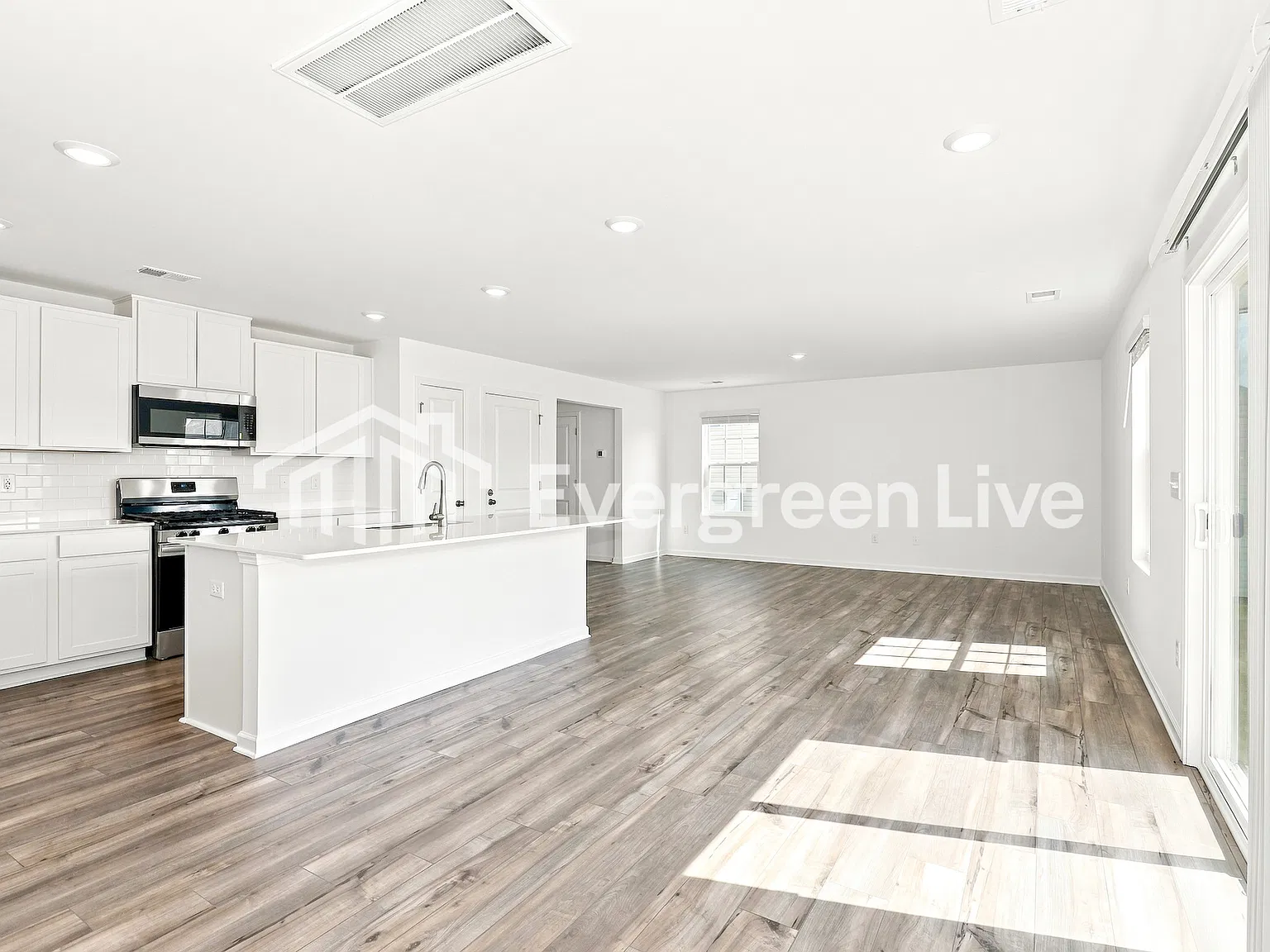 4 bed, 2.5 bath, 1955 sqft, $1,895 — Photo 4
