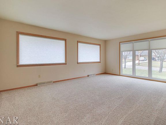 5th image of 1102 N Hinshaw Ave