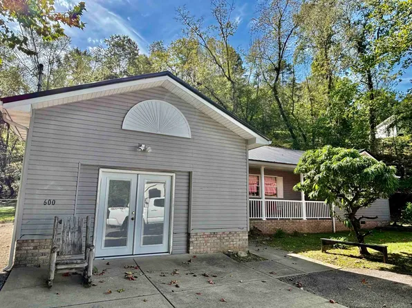 600 Johnathan Ln, Milton, WV 25541