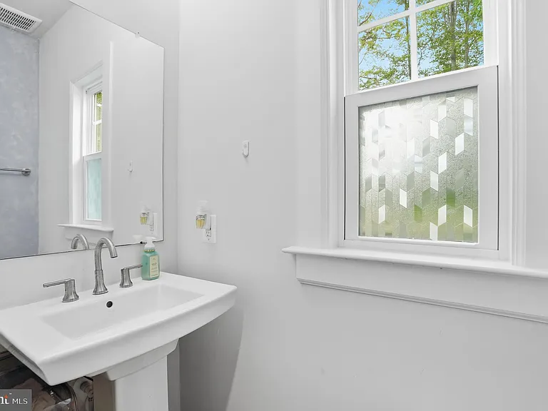 411 W Ponds Edge Dr — Photo 17