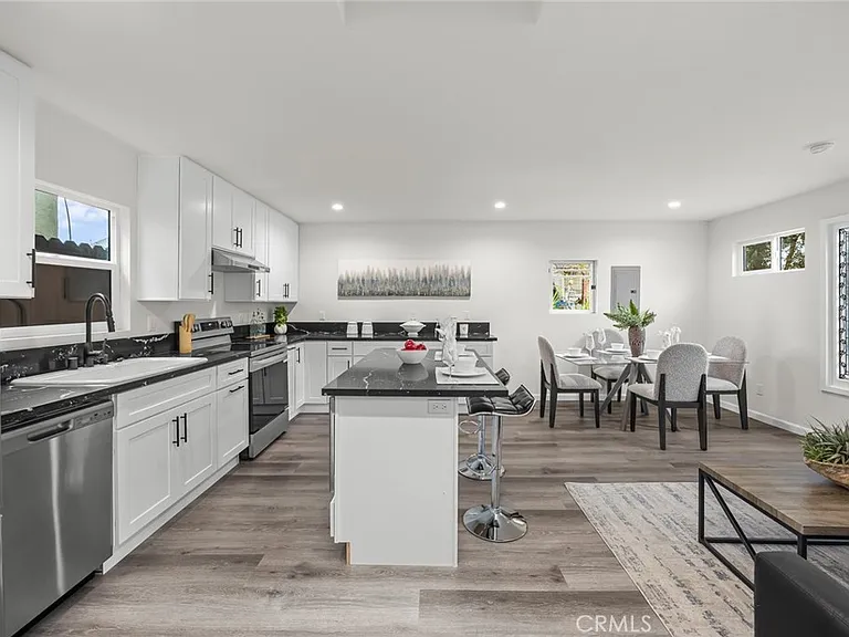 577 N Chester Ave — Photo 6