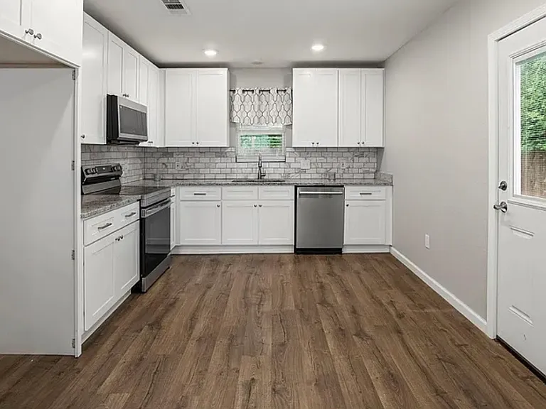 1020 W Ford St — Photo 3