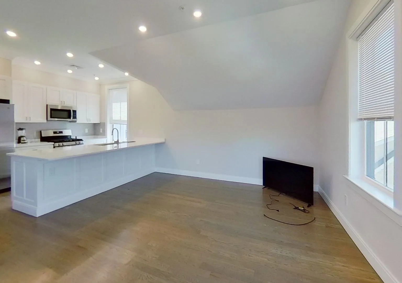 Avl 9/1/26 Allston 3BR/3BA with laundry in unit, AC — Photo 2