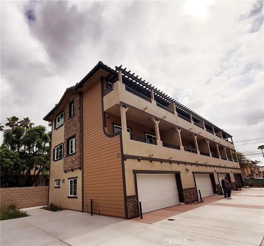 4 bed, 1421 sqft, $4,000 — Photo 1