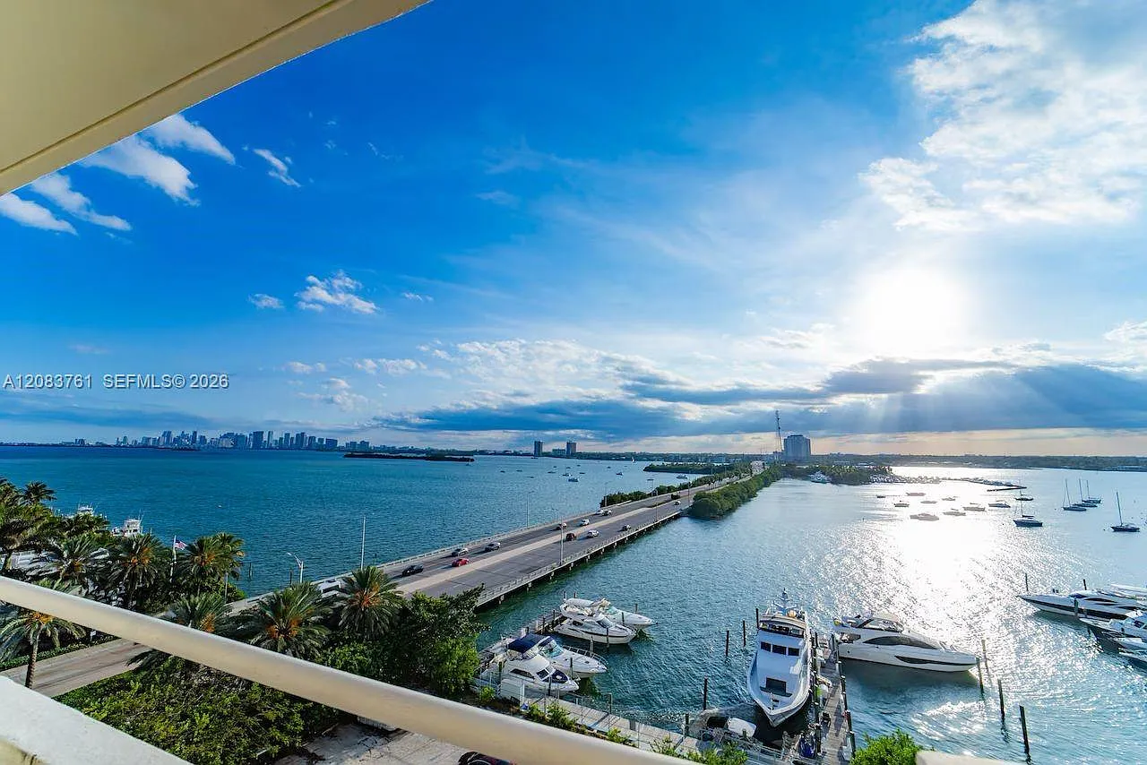 Bayshore Yacht & Tennis C — Photo 1