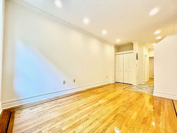 5th image of 328 E 34th St APT B4