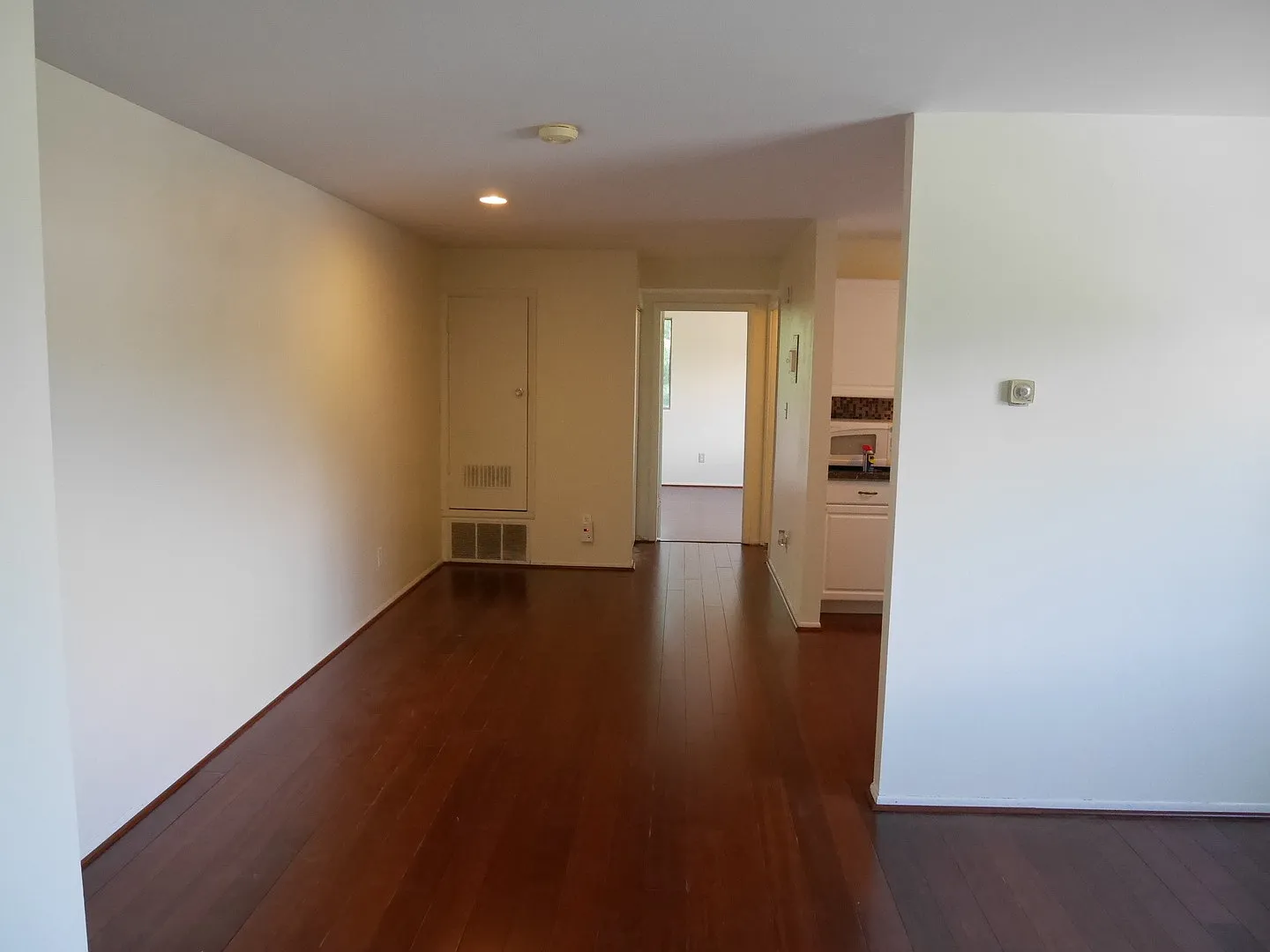 One Bedroom Condo Located In Gardens At Owings Mills! - Rent Special 1/2 Off Second Month's Rent — Photo 4