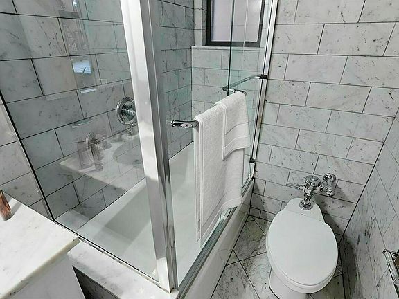 5th image of 360 E 55th St #4L