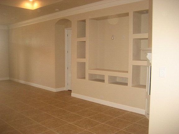 4th image of 9217 Holiday Dr