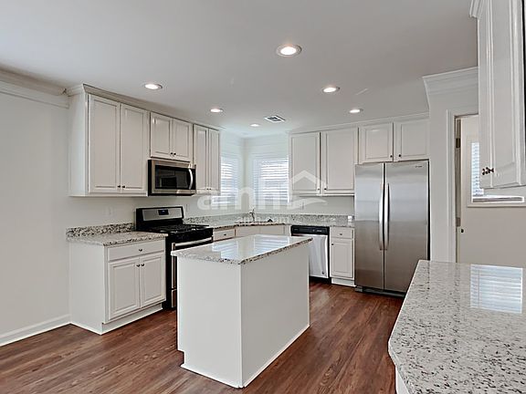 3rd image of 979 Park Knoll Ct