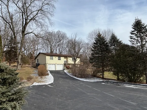 61 W Timberline Dr, Blue Grass, IA 52726