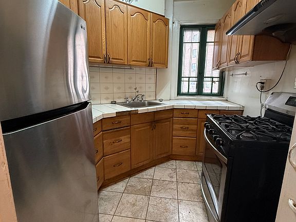 2nd image of 89 Metropolitan Oval APT 1E