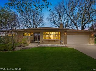 11203 Birchcrest Dr, Warren, MI 48093