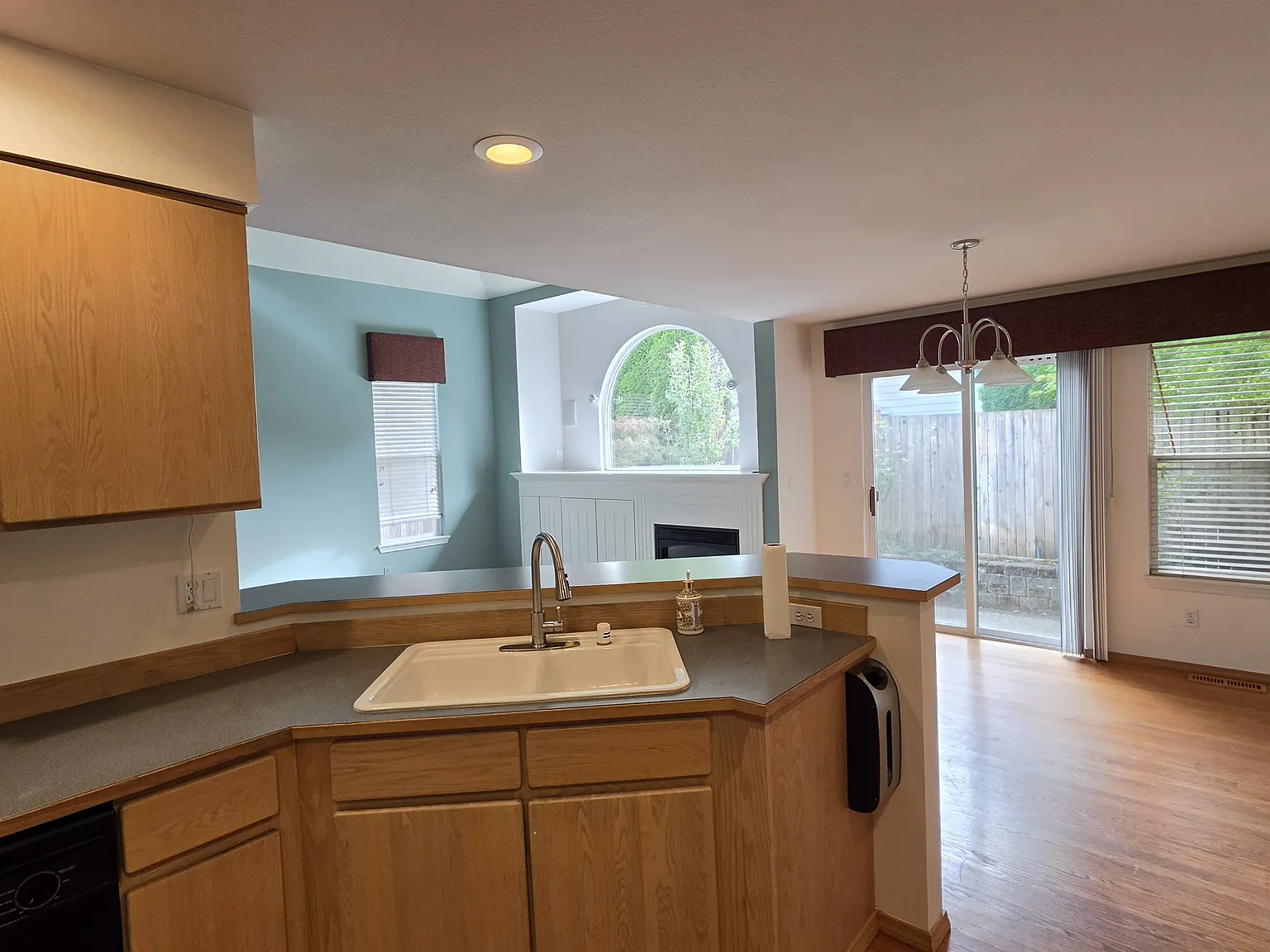 3 bed, 2.5 bath, 1860 sqft, $3,000 — Photo 3