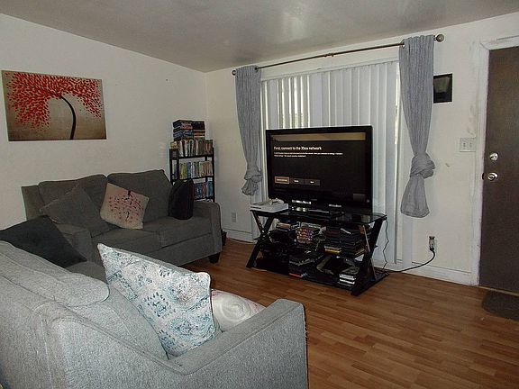 3rd image of 323 Banyan Ln