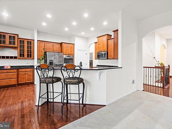 5th image of 46 Tyler Dr
